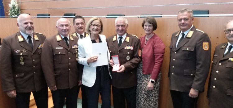 Goldenes Verdienstzeichen der Republik Österreich für EBR Josef Riegler
